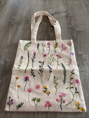 Embroidered Floral Tote Bag in Cream